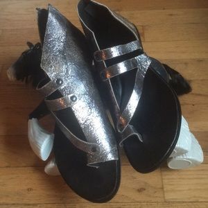 Cydwoq women’s silver sandals in size 38.5